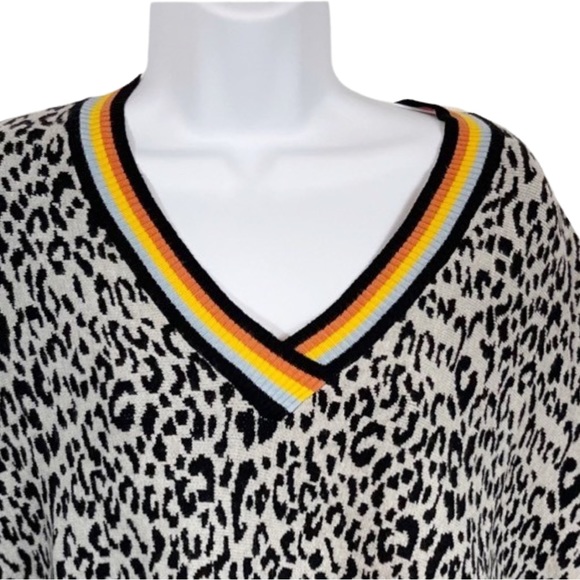 Cozy Leopard Print V-Neck Sweater L Rainbow Trim Dolman Sleeve Gray Black - Picture 4 of 10